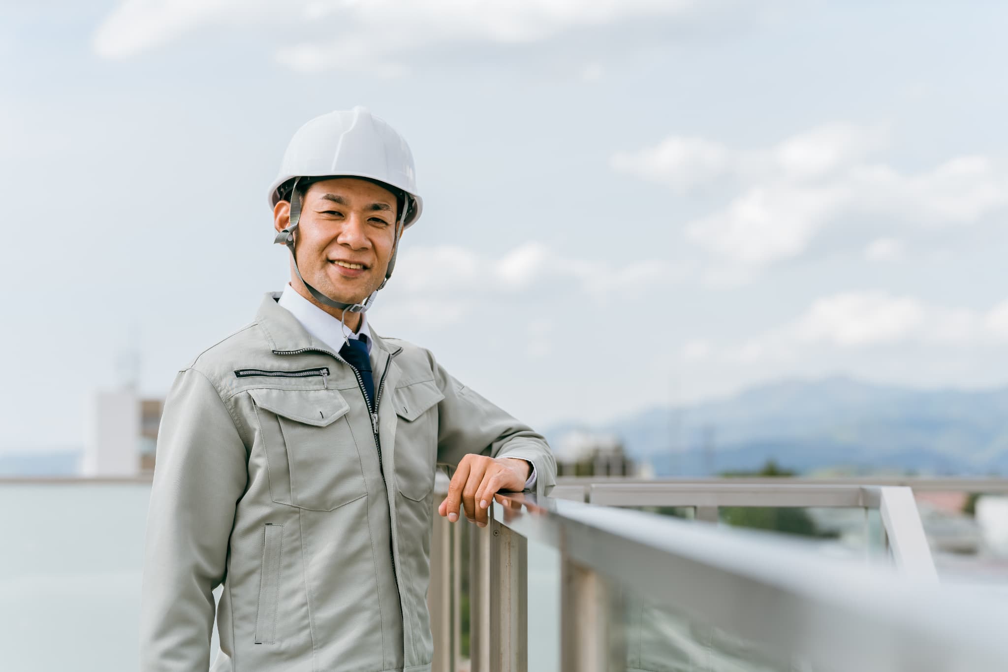 ヘルメットを被った社員